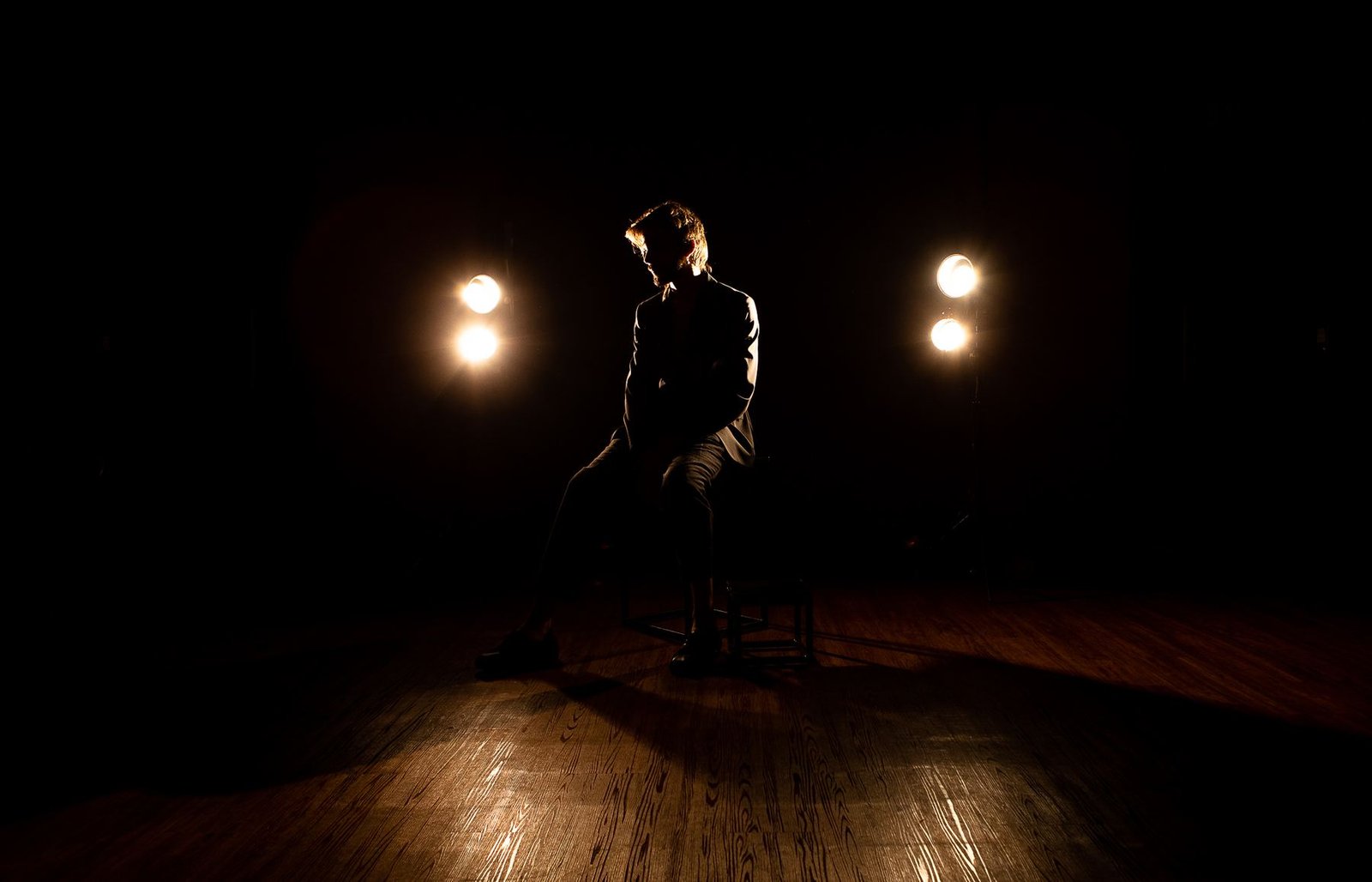 Salomão Soares ao piano, contraluz de palco