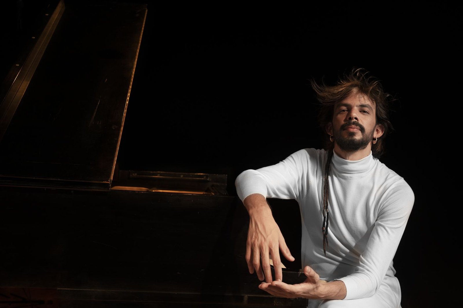 Salomão Soares ao piano — foto de Matheus Urenha