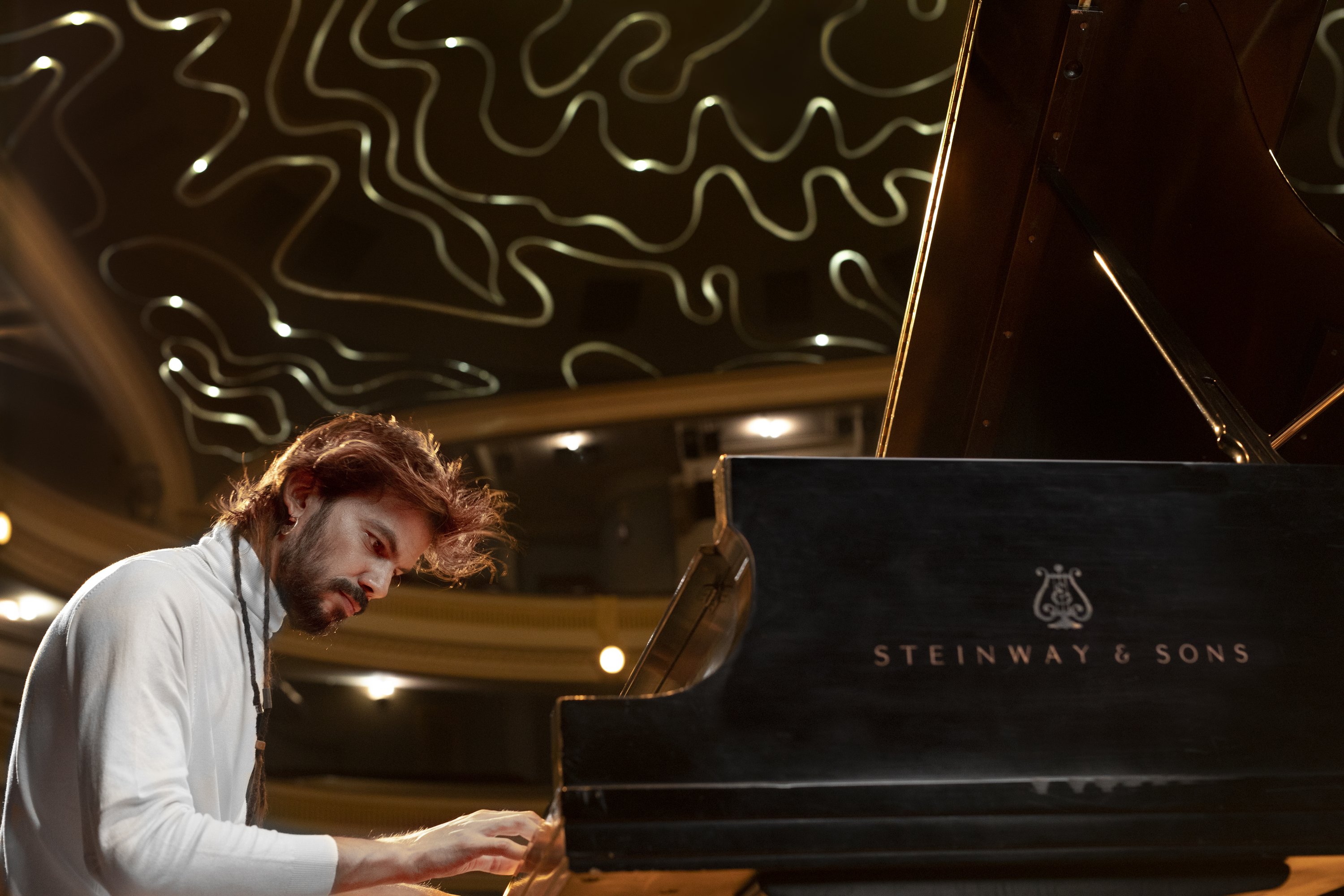 Salomão Soares ao piano no Teatro São Pedro