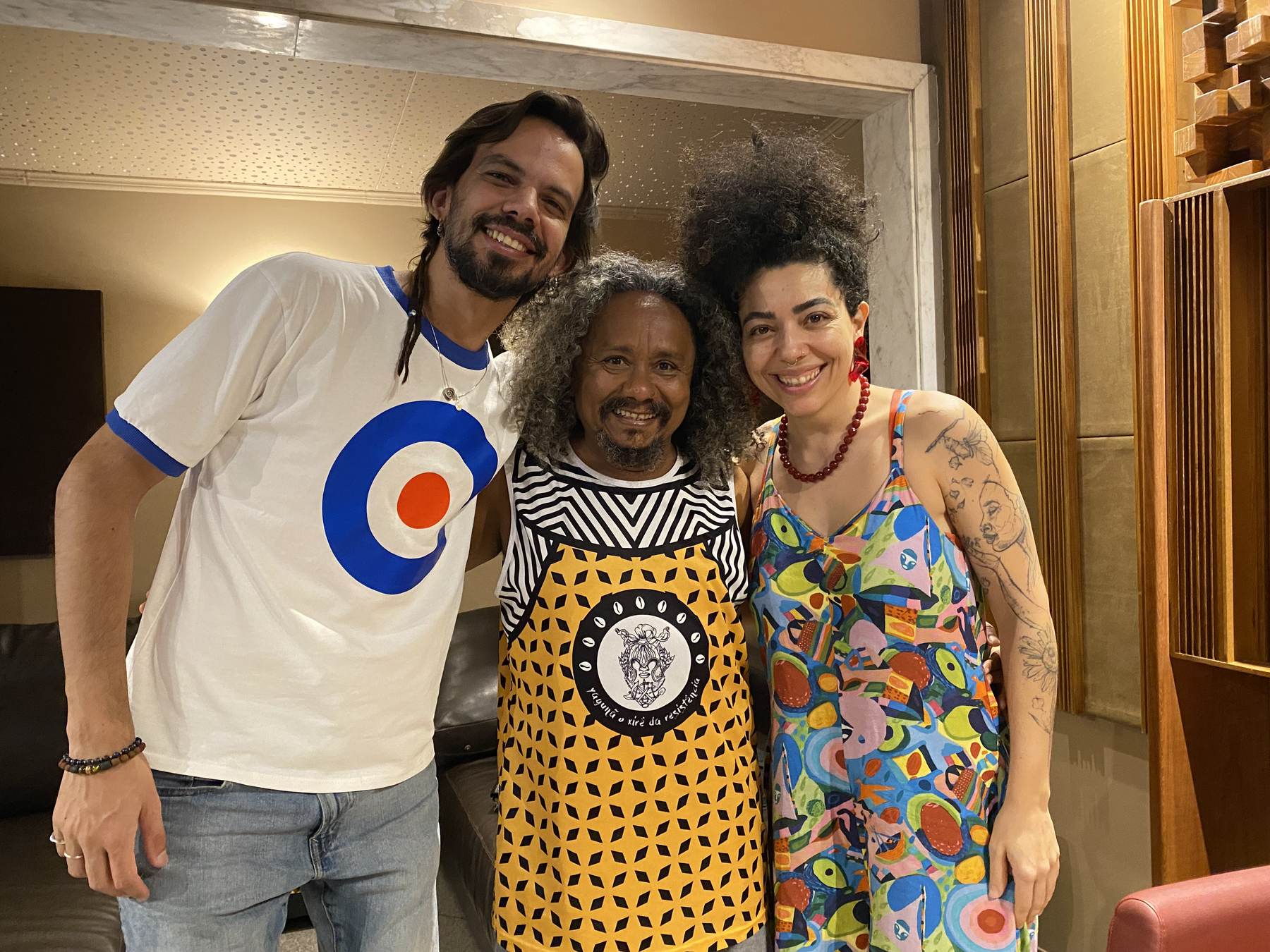 Salomão Soares com Chico César na gravação do álbum Outros Ventos