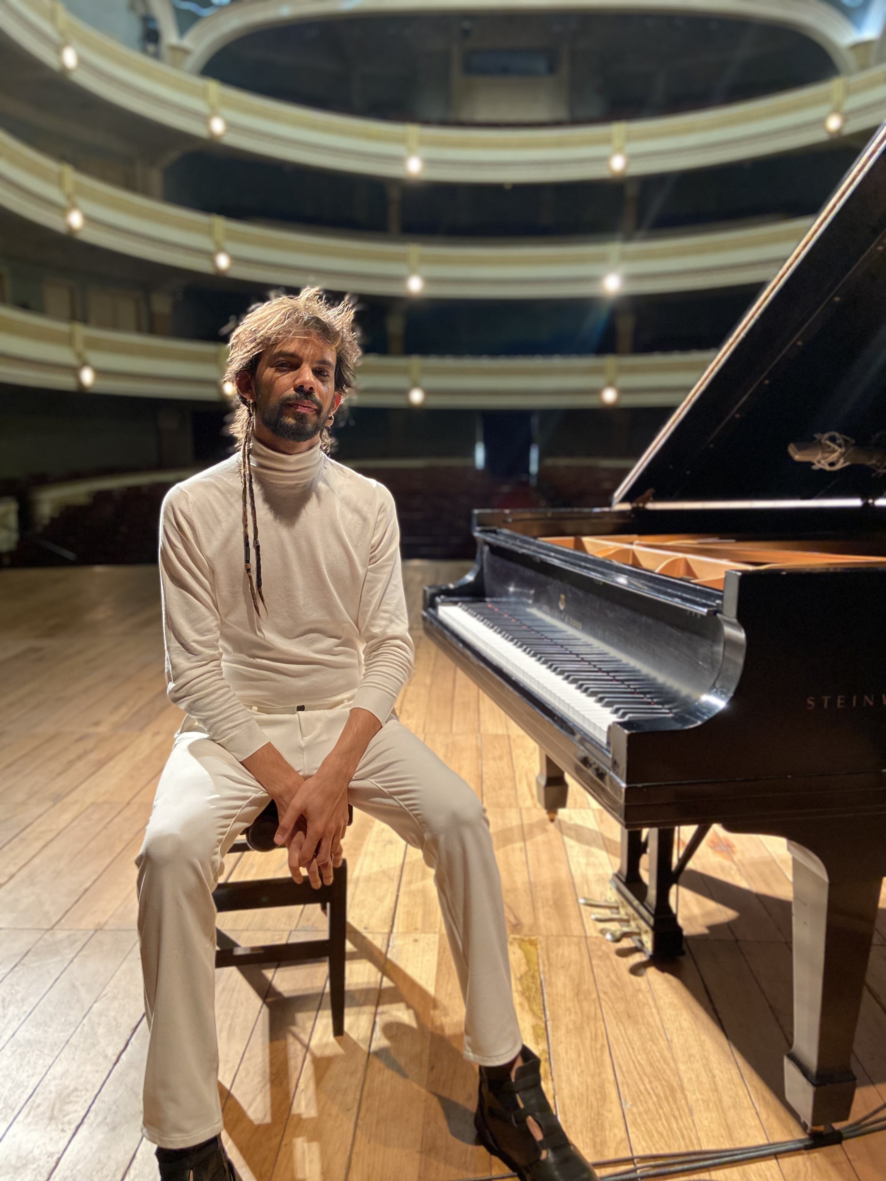 Salomão Soares durante a gravação do álbum Interior, Teatro São Pedro