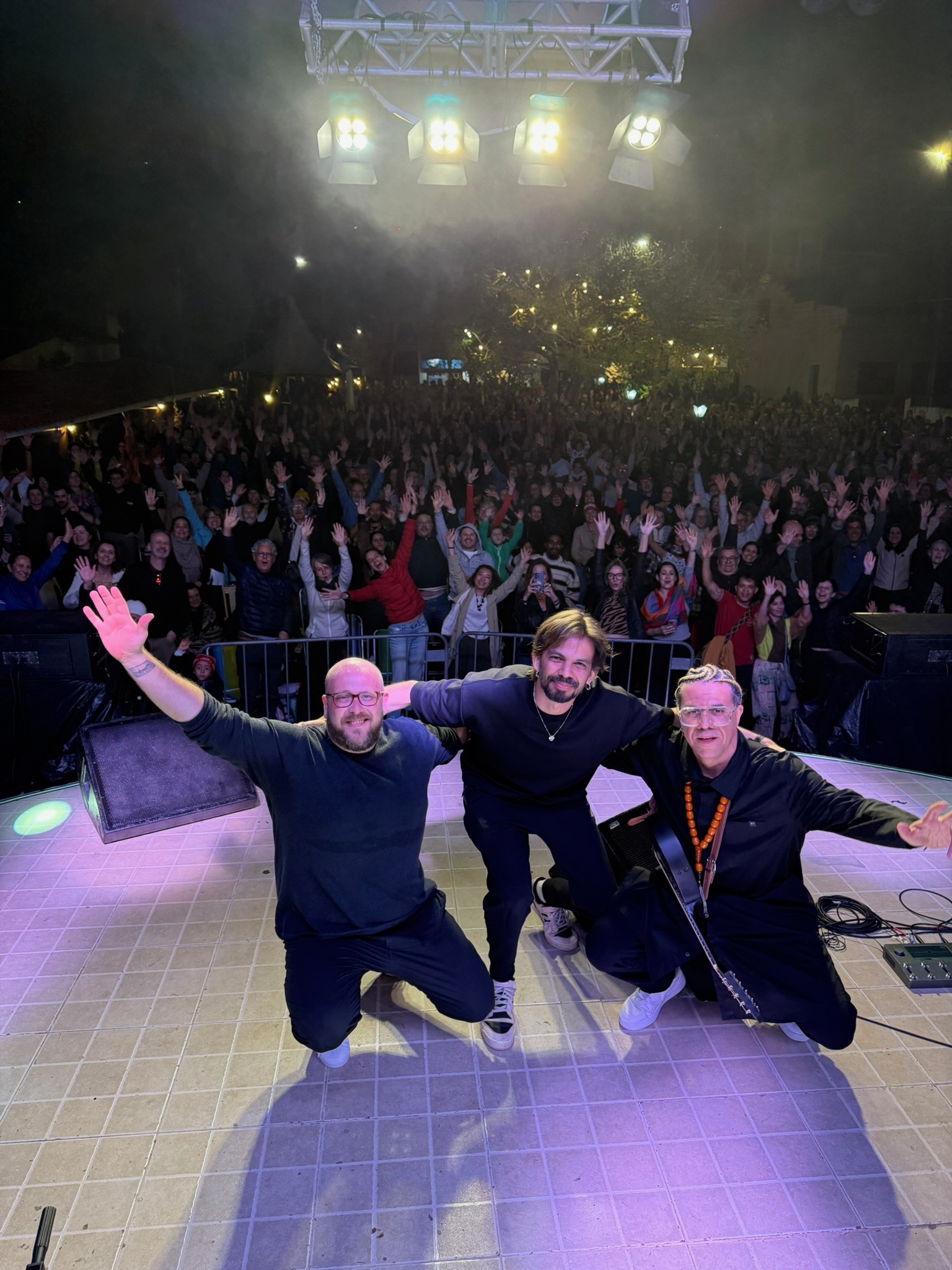 Hamilton de Holanda Trio, show ao ar livre com multidão