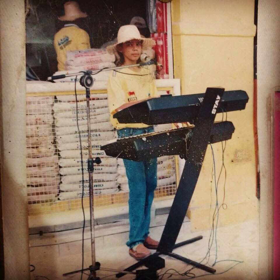 Salomão Soares criança, tocando teclado em um baile no interior da Paraíba
